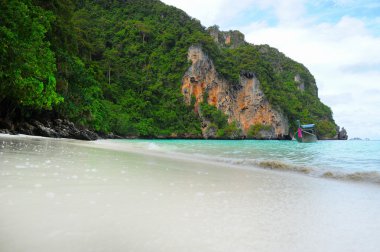 adada güneşli tropikal plaj