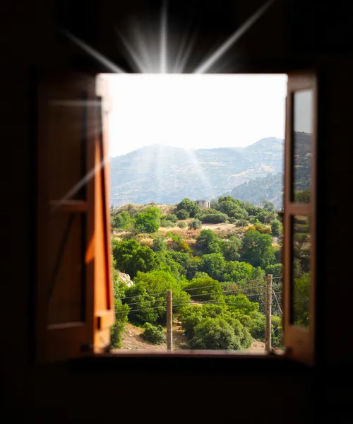 Vue sur la montagne depuis la fenêtre — Photo