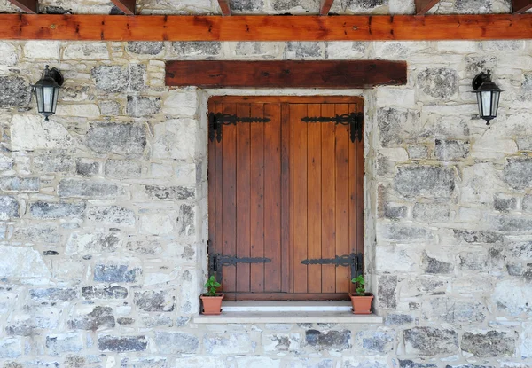 Taş duvardaki ahşap pencere. — Stok fotoğraf