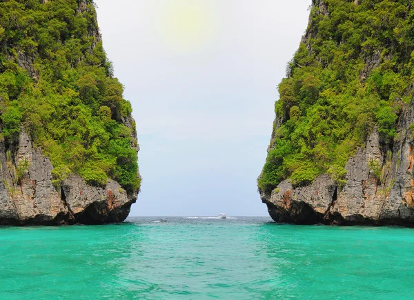 Isla tropical en mar abierto — Foto de Stock