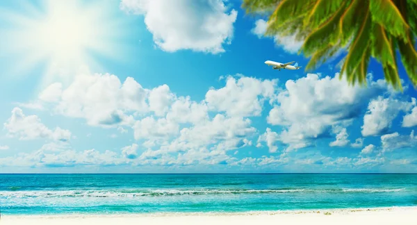 Zonnige tropisch strand op het eiland — Stockfoto