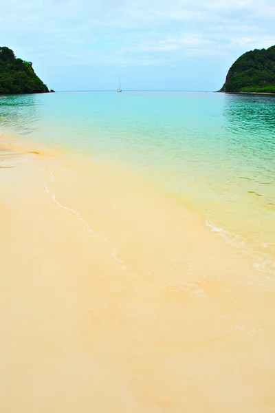 Adada güneşli tropikal plaj — Stok fotoğraf