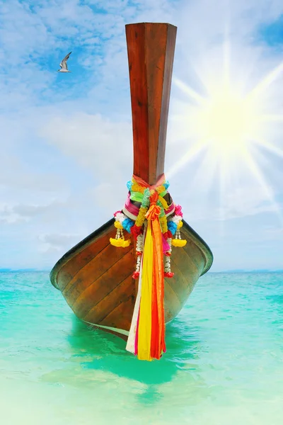 Longtail boot op de zee tropisch strand — Stockfoto