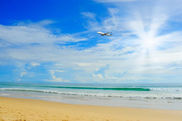 Plage tropicale ensoleillée sur l'île — Photo