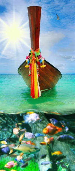 Longtail hajóval, a tenger trópusi tengerparton — Stock Fotó
