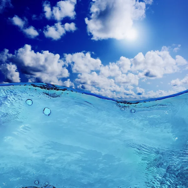 Céu ensolarado azul com nuvens — Fotografia de Stock