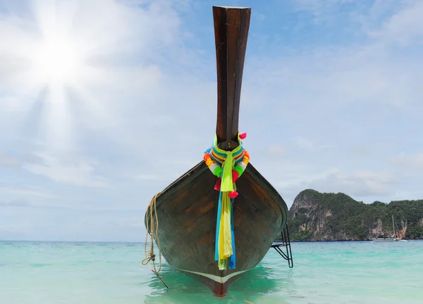 Longtail boot op de zee tropisch strand — Stockfoto