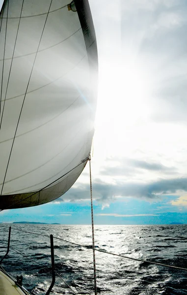 Yacht i det öppna havet — Stockfoto