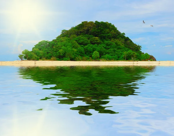 Plage tropicale ensoleillée sur l'île — Photo