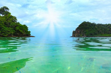 adada güneşli tropikal plaj