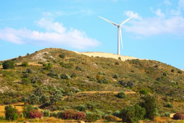 hill güneşli büyük yel değirmeni
