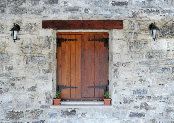 Drewniane okno w kamiennej ścianie — Zdjęcie stockowe