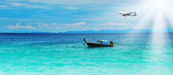 Longtail boat on the sea tropical beach — Stock Photo, Image