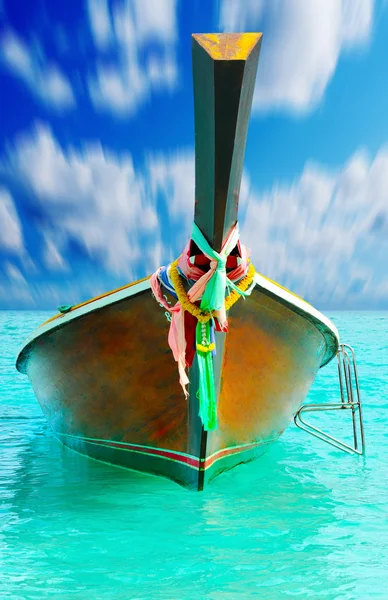 Longtail boat on the sea tropical beach — Stock Photo, Image