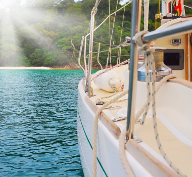 Açık denizde bir yat.