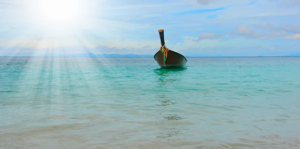 Barca a coda lunga sul mare spiaggia tropicale — Foto Stock