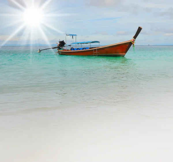 Barca a coda lunga sul mare spiaggia tropicale — Foto Stock