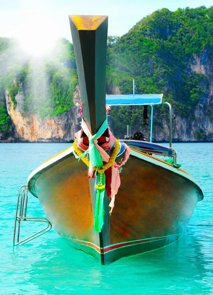 Longtail boat on the sea tropical beach — Stock Photo, Image