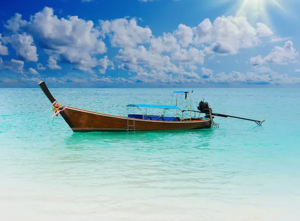 Longtail boot op de zee tropisch strand — Stockfoto