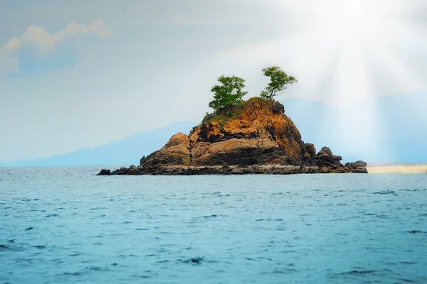 Plage tropicale ensoleillée sur l'île — Photo