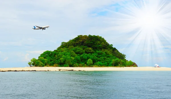 Plage tropicale ensoleillée sur l'île — Photo