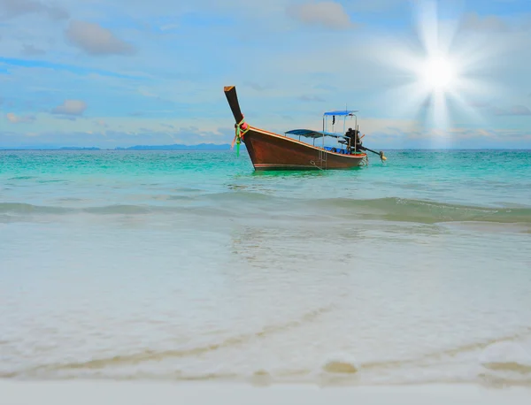 Barco de cauda longa na praia tropical do mar — Fotografia de Stock