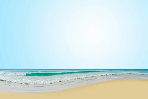 Сонячний тропічний пляж на острові — стокове фото