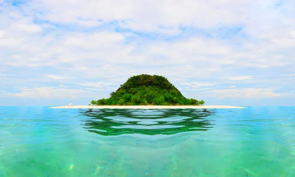 Plage tropicale ensoleillée sur l'île — Photo