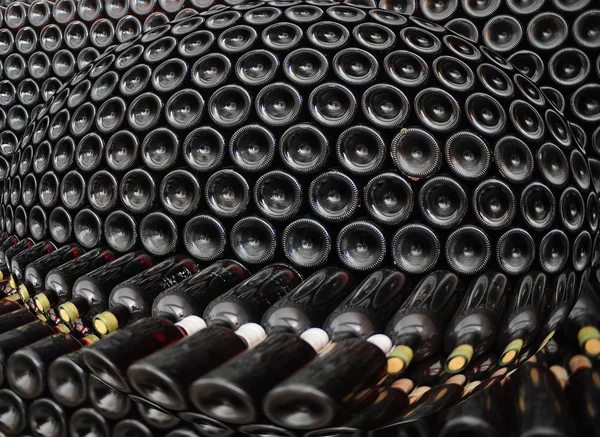 Gamla flaskor rött vin — Stockfoto