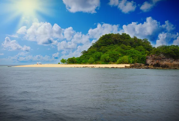 Plage tropicale ensoleillée sur l'île — Photo