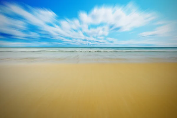 Slunečné tropická pláž na ostrově — Stock fotografie