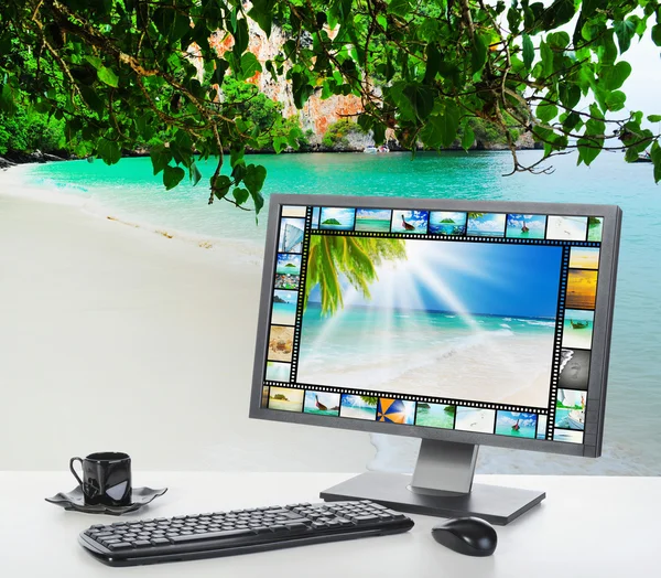 Zonnige heldere kantoor op het strand — Stockfoto