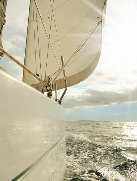 Jacht na otwartym morzu Obraz Stockowy