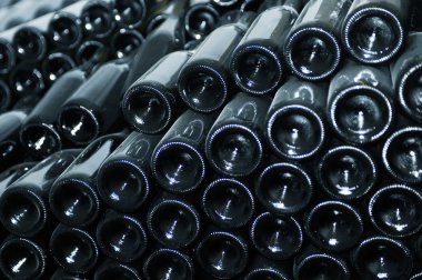 eski şişe kırmızı şarap