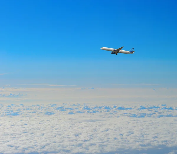 Ciel bleu ensoleillé avec nuages — Photo