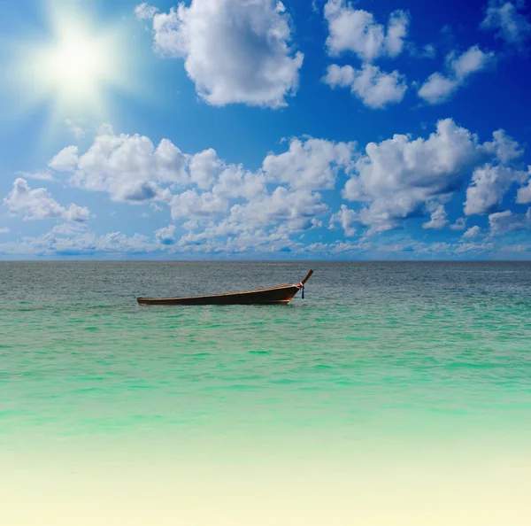 Longtail lodí na pláži tropického moře — Stock fotografie