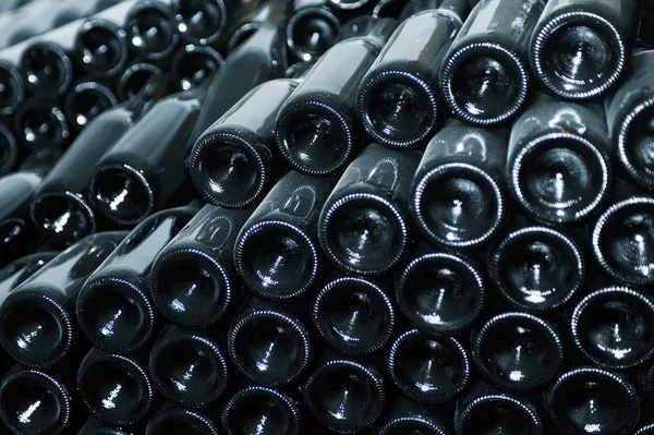 Vecchie bottiglie di vino rosso — Foto Stock