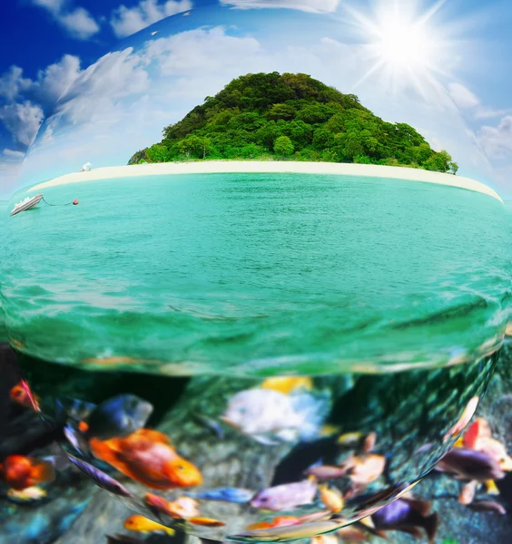 Plage tropicale ensoleillée sur l'île — Photo