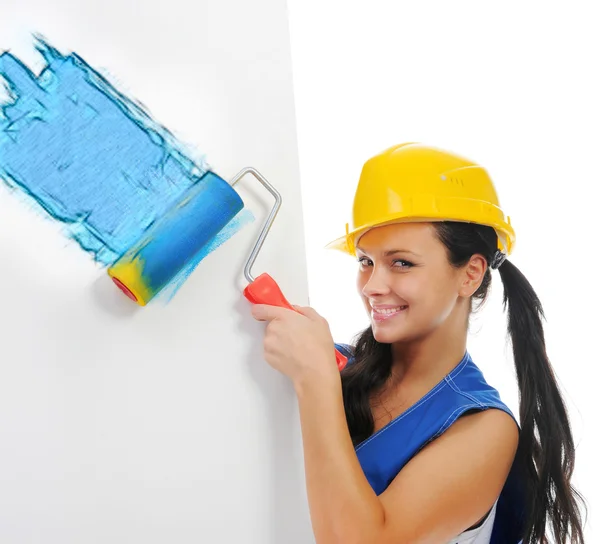 Hermosa joven haciendo reparaciones — Foto de Stock