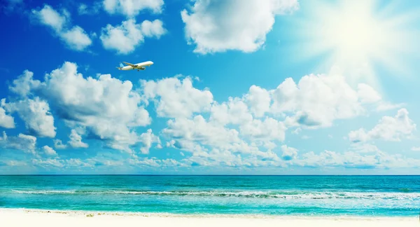 Zonnige tropisch strand op het eiland — Stockfoto