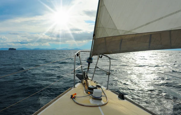 Jacht auf hoher See — Stockfoto