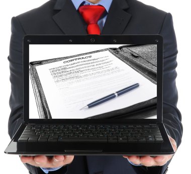 açık bir laptop tutan işadamı