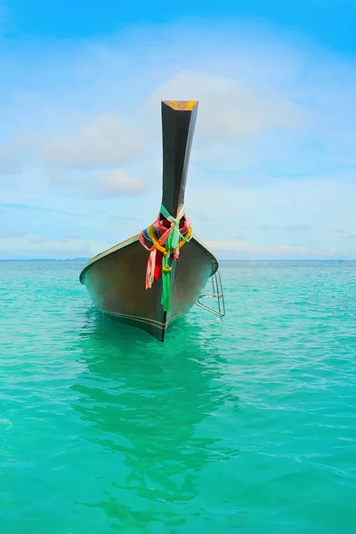 Barco de cola larga en la playa tropical del mar — Foto de Stock