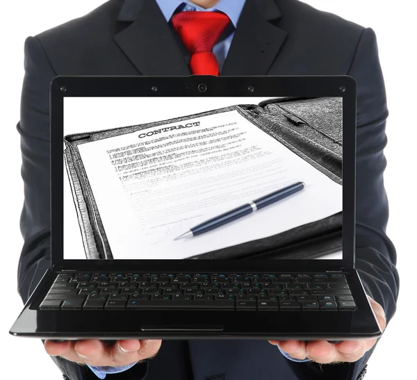 Affärsman som håller en öppen laptop — Stockfoto