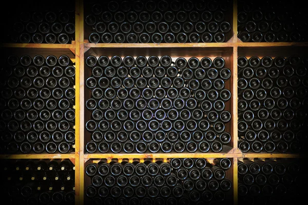 Garrafas velhas de vinho tinto — Fotografia de Stock