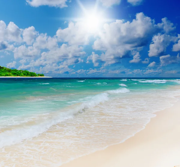 Sunny spiaggia tropicale sull'isola — Foto Stock