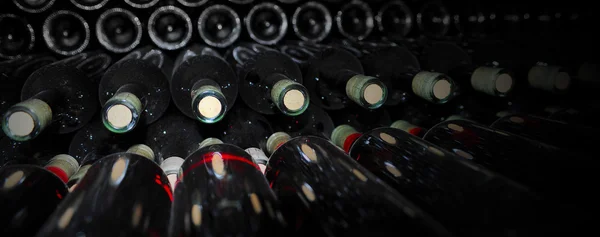 Viejas botellas de vino tinto — Foto de Stock