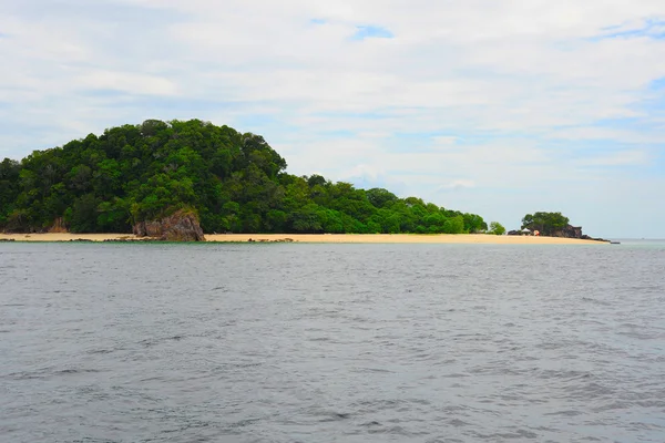 Plage tropicale ensoleillée sur l'île — Photo