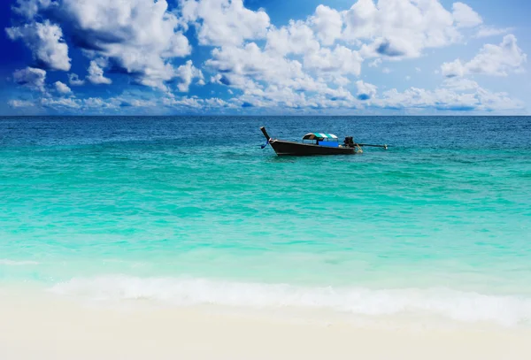 Barco de cola larga en la playa tropical del mar — Foto de Stock