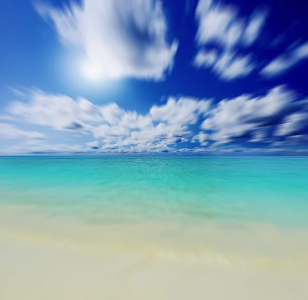 Plage tropicale ensoleillée sur l'île — Photo